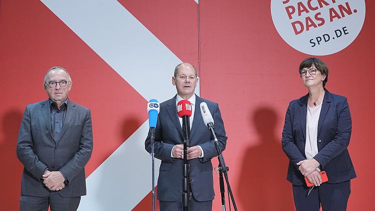 Olaf Scholz trat im Willy-Brandt-Haus zusammen mit den beiden Parteivorsitzenden vor die Presse, um mitzuteilen, dass die Sondierungen am Donnerstag starten.