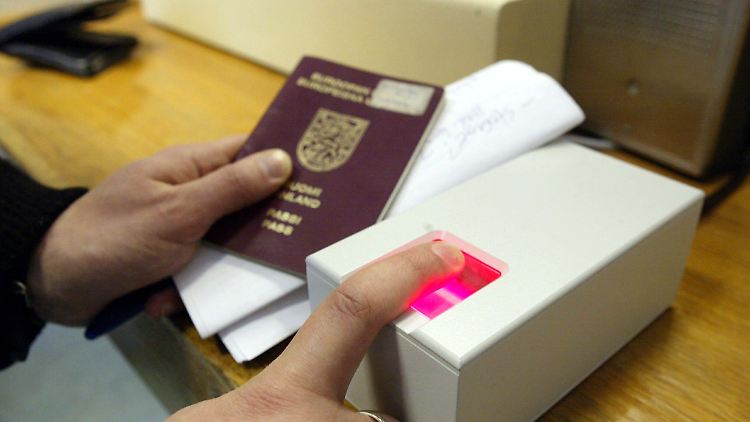 Personalausweis oder Reisepass (Bild) - ein anderes Ausweisdokument wie einen Führerschein ließen die Kontrolleure nicht gelten.