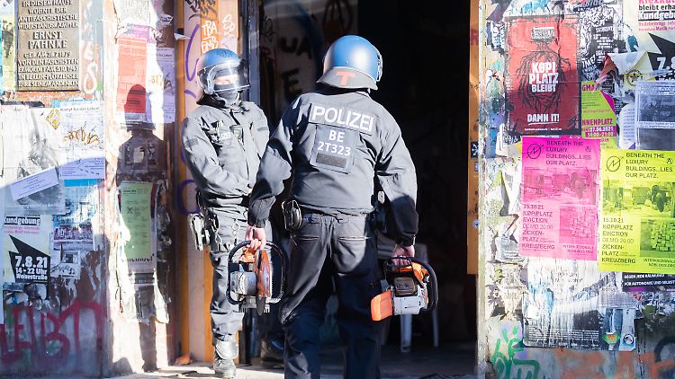 Erst geklingelt - dann gesägt: Die Berliner Polizei rückte am Morgen in der Rigaer Straße 94 ein.