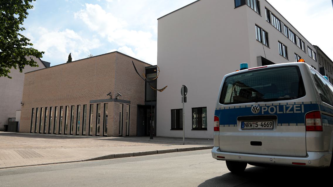 Die Synagoge in Gelsenkirchen wurde noch Tage nach der antisemitischen Demo von der Polizei geschützt.