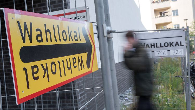 Kreativer Wegweiser: Fast fünf Prozent der Berliner Wahllokale verzeichnen größere Probleme.