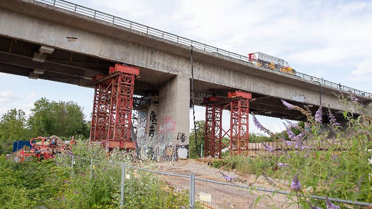Der LKW sollte eigentlich die Brücke prüfen und war nun selbst von der Sprengung bedroht.