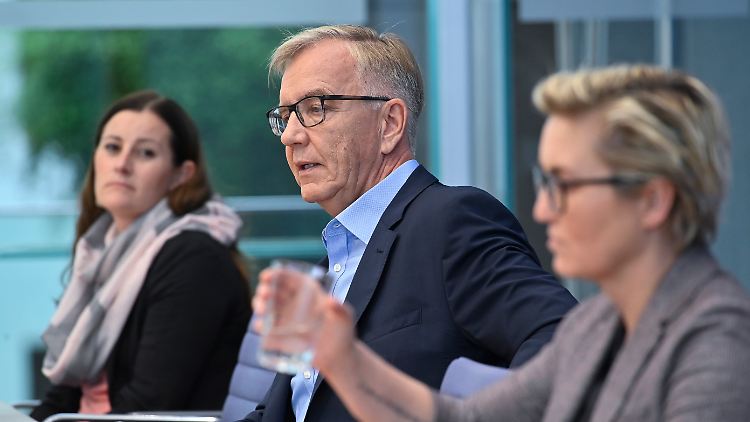 Nach dem Rücktritt der Co-Parteivorsitzenden Susanne Hennig-Wellsow (r.) fordert Fraktionschef Dietmar Bartsch die Aufarbeitung von Sexismus in der eigenen Partei.