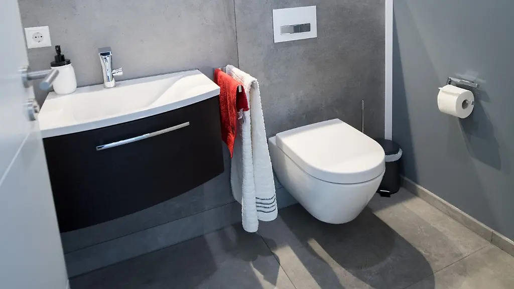 Raumgewinn-im-Badezimmer-Mit-den-richtigen-Fliesen-Farben-und-cleveren-Moebeln-wirkt-selbst-ein-kleines-Bad-groesser-und-gemuetlicher