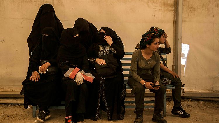Anhängerinnen des Islamischen Staates im nordsyrischen Lager al-Hul und ihre Bewacherinnen. 