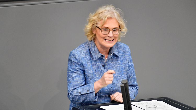 Bundesjustizministerin Lambrecht warnt vor den Gefahren durch soziale Netzwerke.