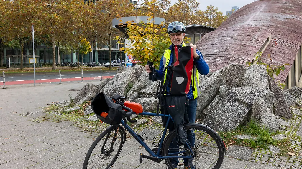 Gut-ausgeruestet-kann-man-auch-in-Herbst-und-Winter-mit-dem-Rad-zur-Arbeit-fahren