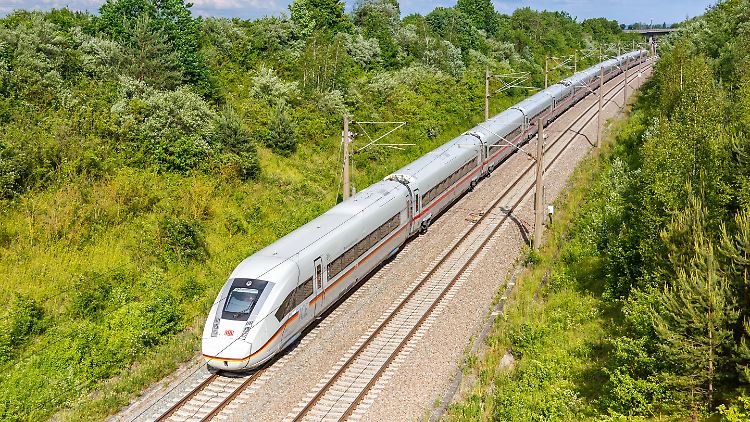 In einen ICE der neuesten Generation passen laut Bahn so viele Menschen wie in fünf Mittelstreckenflugzeuge.