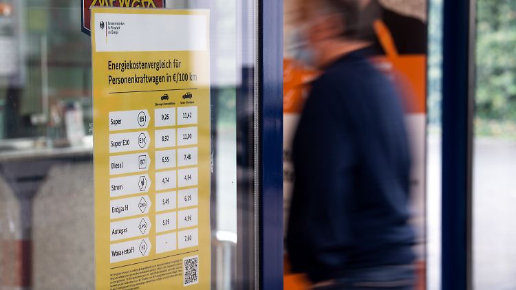 Ein Energiekostenvergleich in Form eines gelben Zettels des Ministeriums für Wirtschaft und Energie soll die Kundschaft an Tankstellen für alternative Antriebe sensibilisieren.