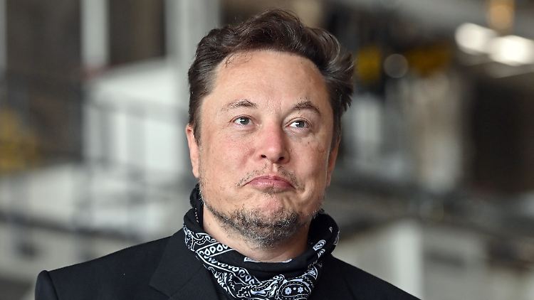 Elon Musk in seiner neuen Gigafactory in Brandenburg - dort will er am Samstag mit 9000 Besuchern feiern.
