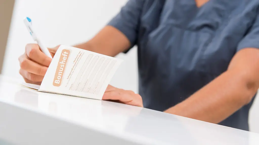 Noch-ist-die-Papier-Variante-beim-Bonusheft-Standard-Wenn-Anfang-2025-die-elektronische-Patientenakte-fuer-alle-kommt-duerfte-die-digitale-Variante-einen-Aufschwung-erfahren