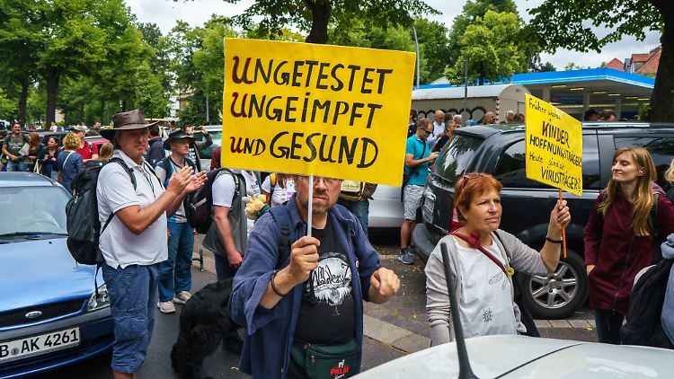 Bei "Querdenker"-Demos machen manche Corona-Zweifler ihrem Ärger regelmäßig Luft.