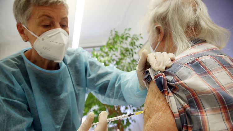 Bereits geimpfte über 70-Jährige sollten sich nach Auffassung der STIKO eine weitere Impfdosis abholen.