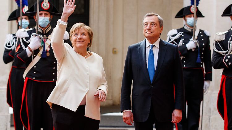 Schwarz und weiß: Für das Treffen mit Draghi wechselte Merkel die Farbe ihres Sakkos.