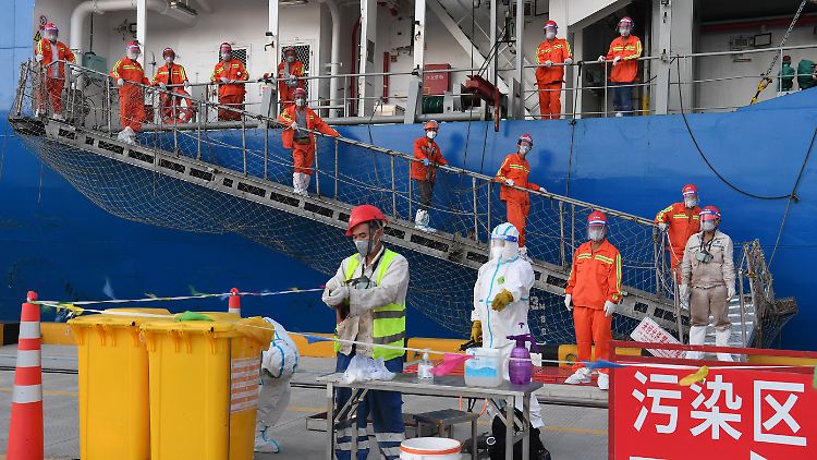 Im Hafen von Taicang im Osten von China wird auch im Oktober 2021 großflächig desinfiziert.