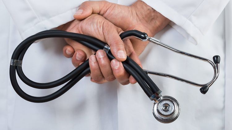 Ein Arzt in München soll Krankenkassen mit fingierten Leistungen betrogen haben.