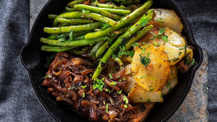 Rustikal wie aus Omas Küche, nur vegan: Schwäbischer Zwiebelrostbraten.