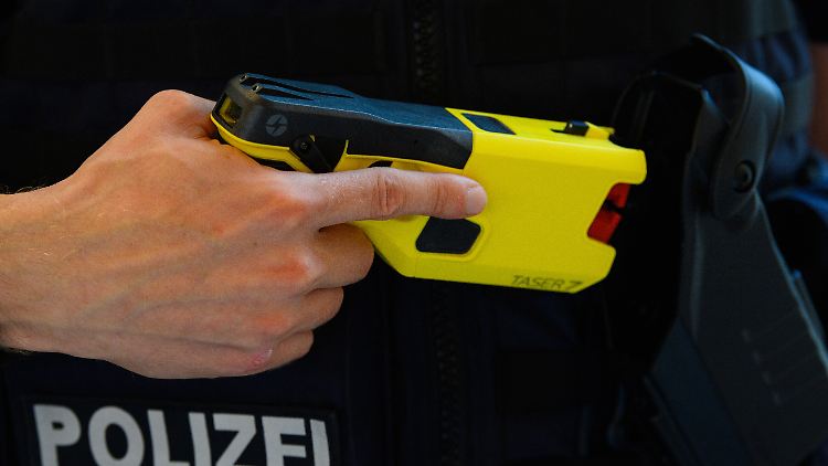 Elektroschocker senden über kleine Kabel Stromimpulse in den Körper.