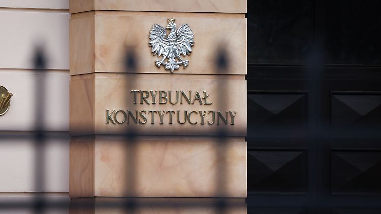 Das Verfassungsgericht selbst steht unter dem Vorwurf, nicht unabhängig von der umstrittenen Regierung zu sein.