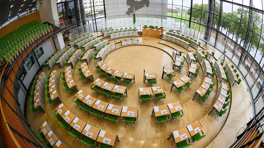 Redewettstreit-im-Saechsischen-Landtag-Hier-haben-am-Wochenende-mehr-als-30-Schueler-ihr-Koennen-in-der-Kunst-der-freien-Rede-gezeigt-Symbolbild