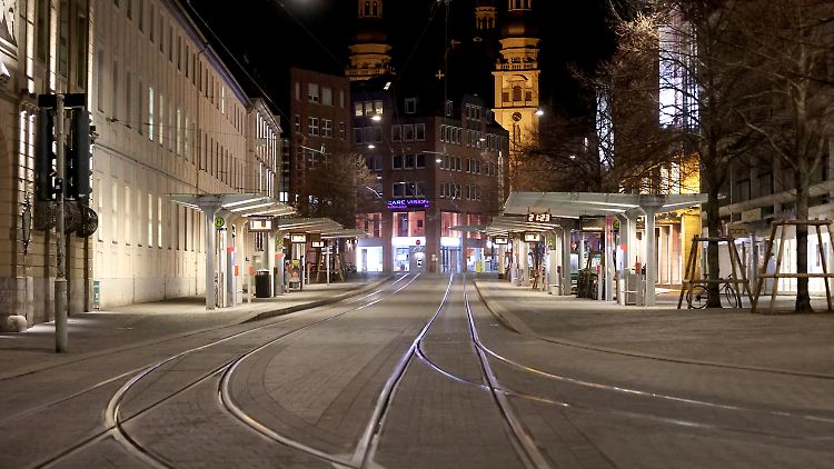 Im Frühjahr 2020 waren nach der verhängten Ausgangssperre in Bayern die Straßen nach 21 Uhr teils wie leergefegt. 