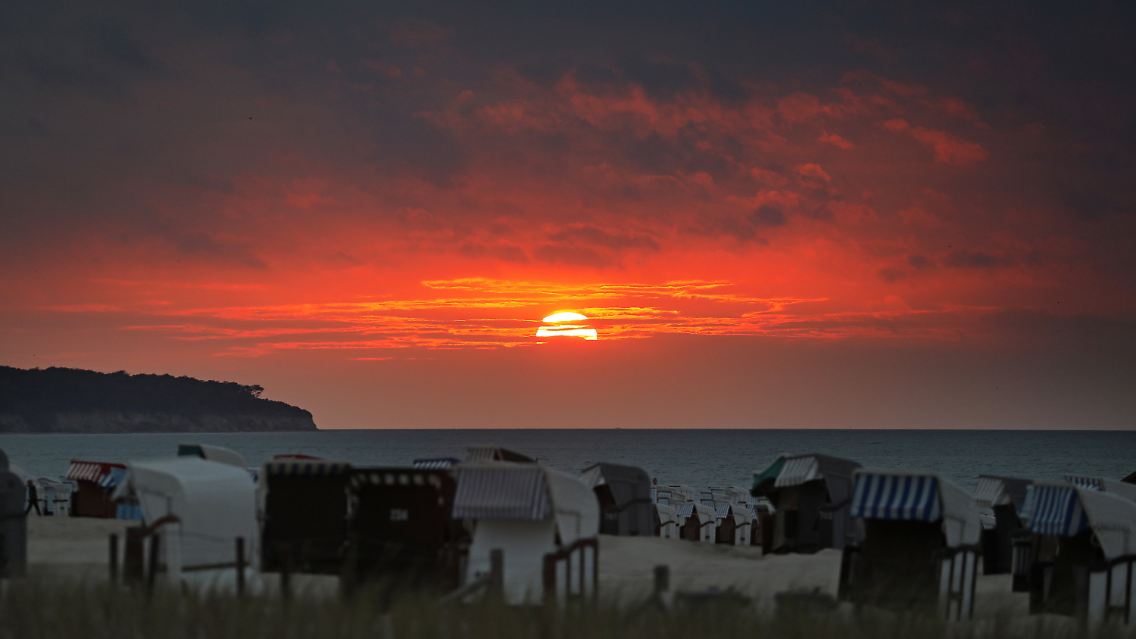 Dieser Feuerball nennt sich Sonne und "versinkt" gerade in der Ostsee bei Warnemünde