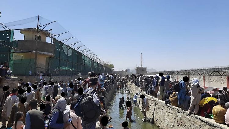 Am Flughafen in Kabul warten noch immer Tausende auf eine mögliche Ausreise.