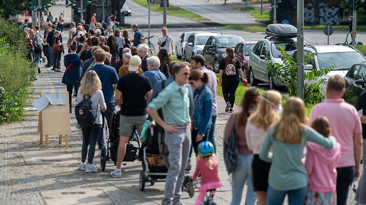 Am 26. September bildeten sich lange Schlangen vor manchen Wahllokalen in Berlin.