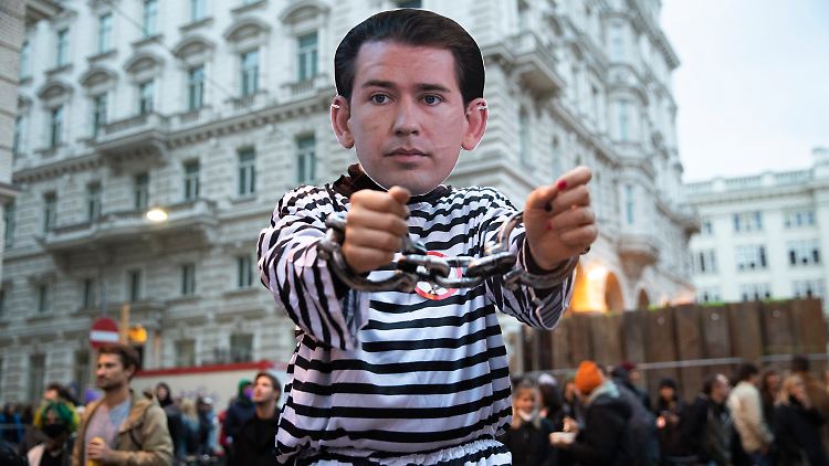 Auch zahlreiche Bürger sind angesichts der Vorwürfe empört und protestieren gegen Kurz.