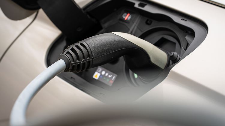 Realistisch schafft der Plug-in-Hybrid in Form des DS9 lediglich 40 Kilometer rein elektrisch.