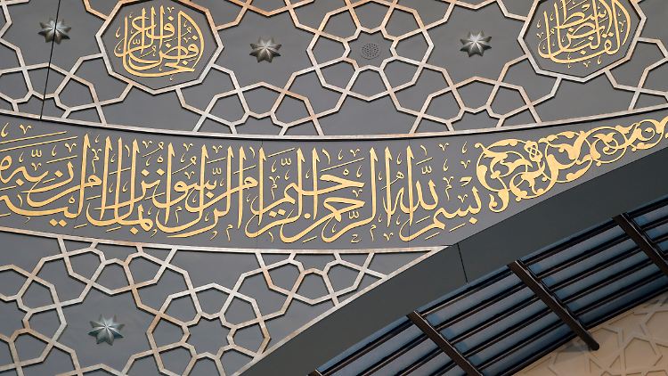Innenansicht der Kölner Zentralmoschee beim Tag der offenen Moschee.