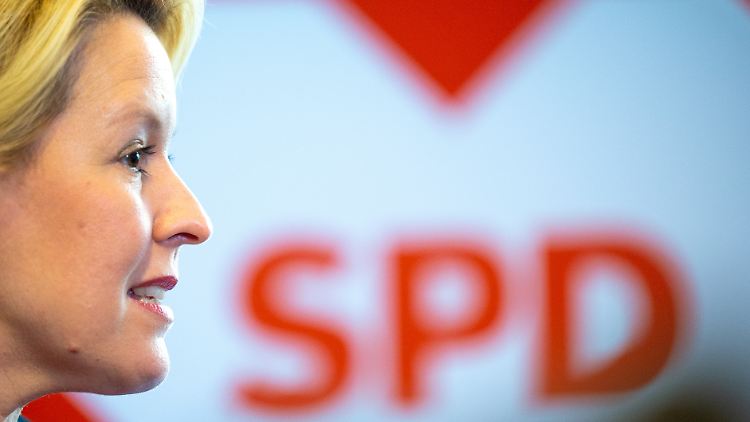 Wahlsiegerin Giffey kündigt Dreiersondierungen für eine Ampel und für Rot-Grün-Rot an. 