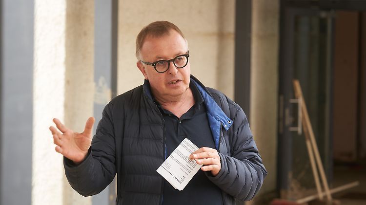 Landrat Pföhler wird in den Ruhestand versetzt.