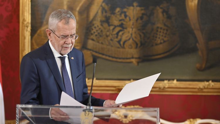 Bundespräsident Alexander Van der Bellen kündigt eine Sondersitzung im Parlament an. 
