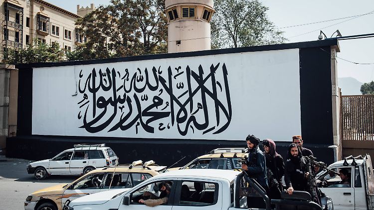 Auf die Mauern der ehemaligen US-Botschaft in Kabul wurde die Fahne der Taliban gemalt.