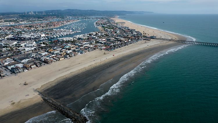 In Newport Beach tummeln sich in der Regel viele Surfer und Badegäste.