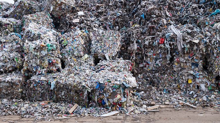 Die Welt erstickt an ihrem Müll. Covestro ist ein unternehmen, dass das Problem angeht und an Wachstum gaubt. Das Unternehmen hat eine Milliarde Euro in die Frage investiert, wie man Plastik aus nachwachsenden Rohstoffen herstellen kann.