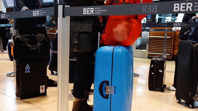 Zum Teil stundenlange Wartezeiten mussten Reisende am Hauptstadtflughafen BER in Kauf nehmen.
