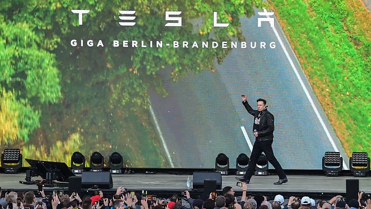 Unternehmer-Rockstar Elon Musk tritt beim Tag der offenen Tür des Tesla-Werks in Grünheide auf.