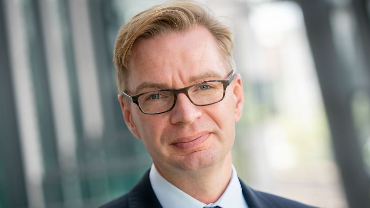 Allein der Neubau eines Bürogebäudes kostet 70 Millionen Euro. Der wäre mit einem vernünftigen Wahlrecht gar nicht nötig gewesen, kritisiert Reiner Holznagel. 