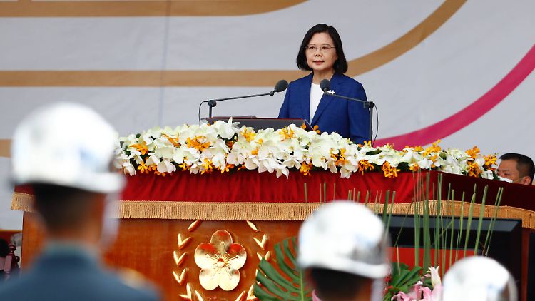 Taiwans Präsidentin Tsai macht sich für einen Dialog mit Festland-China stark, "dessen Grundlage Gleichheit" sein müsse. 