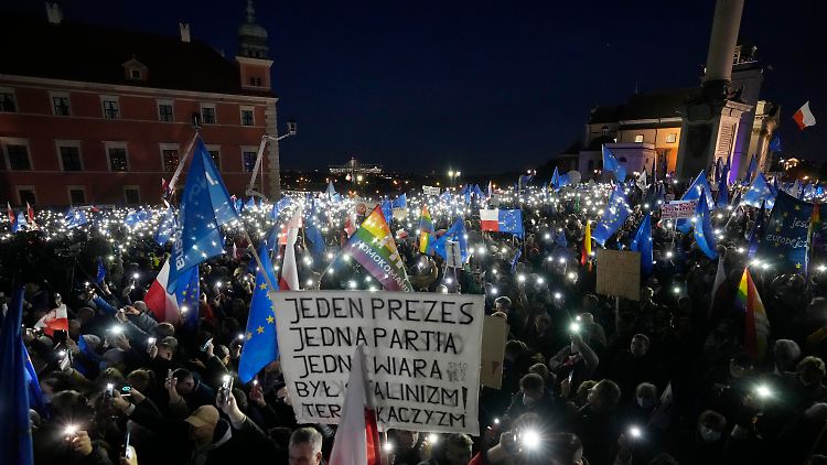 In Warschau versammelten sich Demonstranten auf dem Schlossplatz.