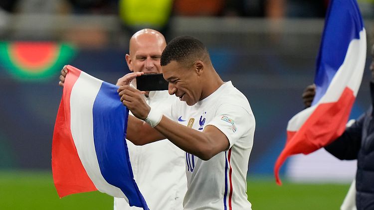 Frankreich gewinnt erstmals die Nations League, weil Mbappé spät trifft. 
