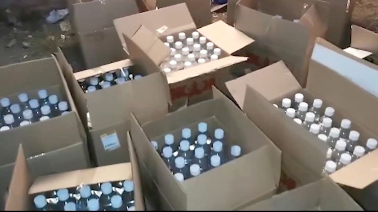 Ermittler haben ein Lager und eine Produktionsstätte entdeckt. Wie viele Flaschen schon im Umlauf sind, ist unklar.