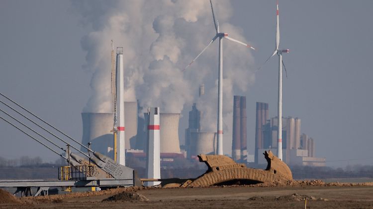 Licht und Schatten für den Klimaschutz: Windkraftanlagen und der Braunkohletagebau Garzweiler II in Nordrhein-Westfalen.