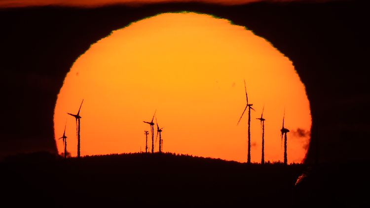 Die Stromerzeugung aus Wind und Sonne müsste laut Studie bis 2030 etwa 50 Prozent größer sein als bislang angepeilt.