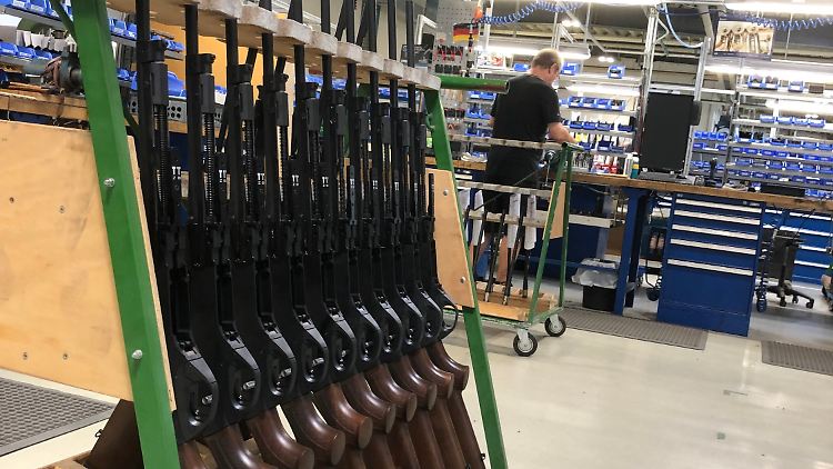 Die Merkel-Gruppe, zu der auch Haenel gehört, hat nach eigenen Angaben etwa 130 Beschäftigte, die am Firmensitz in Suhl arbeiten.