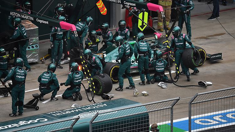 Sebastian Vettel wünscht sich Slicks und fällt kurz darauf ans Ende zurück. 