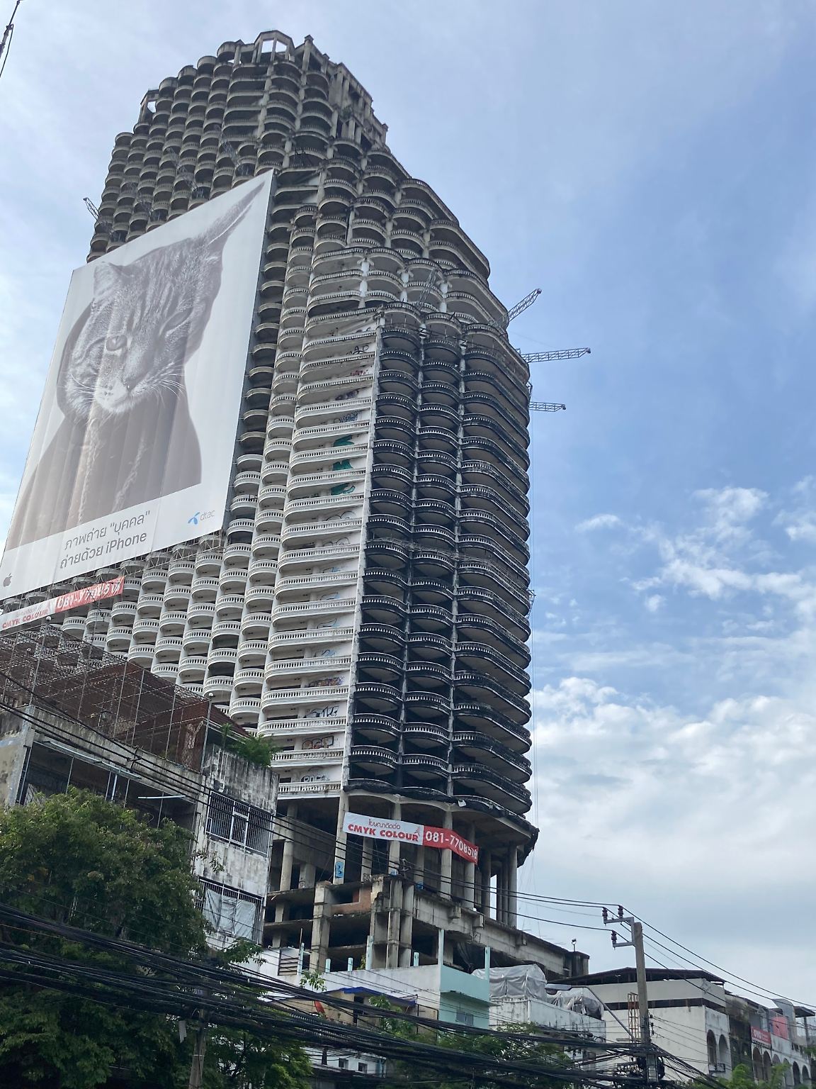 Inmitten von Bangkoks imposanter Skyline ragt ein Wolkenkratzer gespenstisch empor. 49 Stockwerke und 185 Meter ist der Sathorn Unique Tower hoch. 