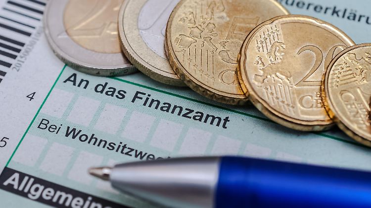 Auch Gutverdiener zahlen laut "Handelsblatt" weniger Abgaben.
